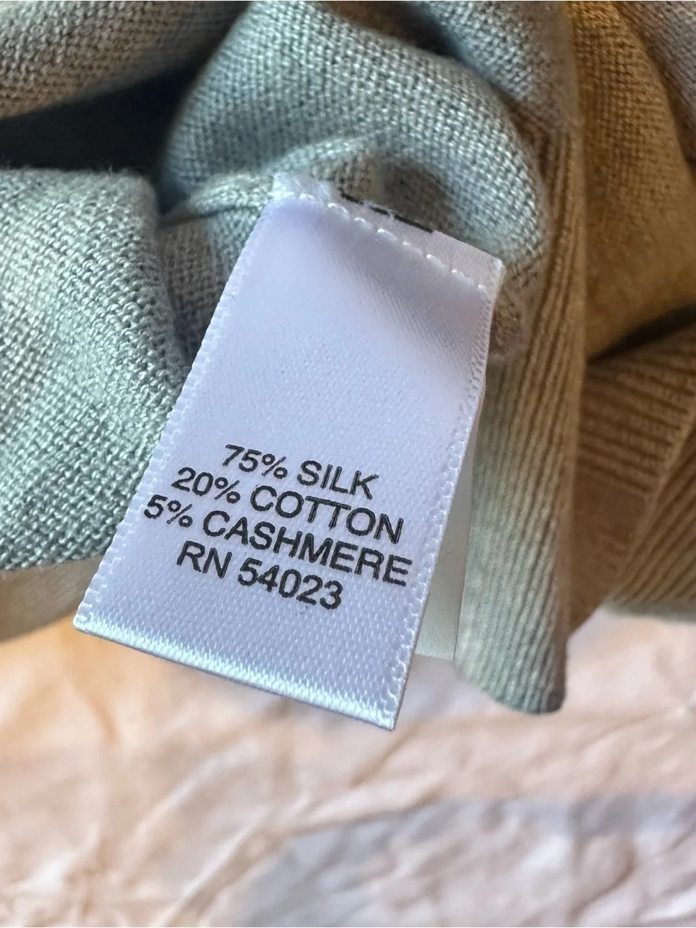 EUC Banana Republic Men’s Silk-Cotton-Cashmere V-Neck—Medium
